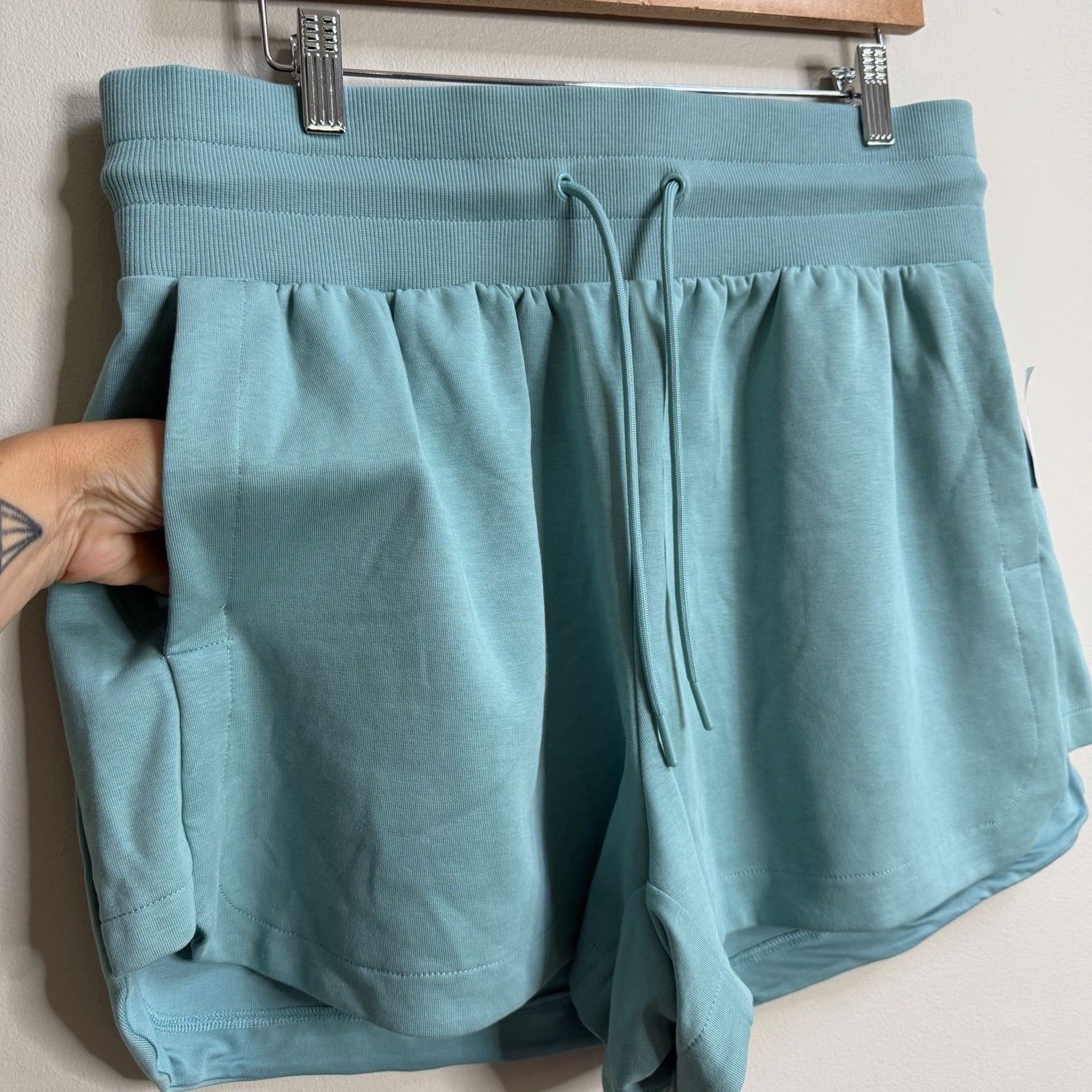 Old Navy Luminous Blue Extra High-Waisted Dynamic Fleece Sweat Shorts Large — image 4 of 8